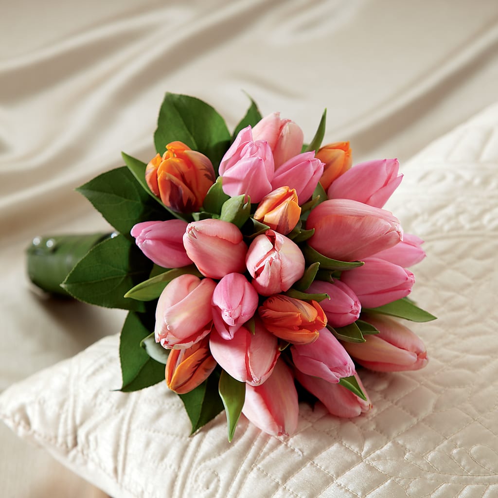 Embraceable Bouquet – HOLLOW TREE GIFTS & FLORAL LLC, Cascade IA