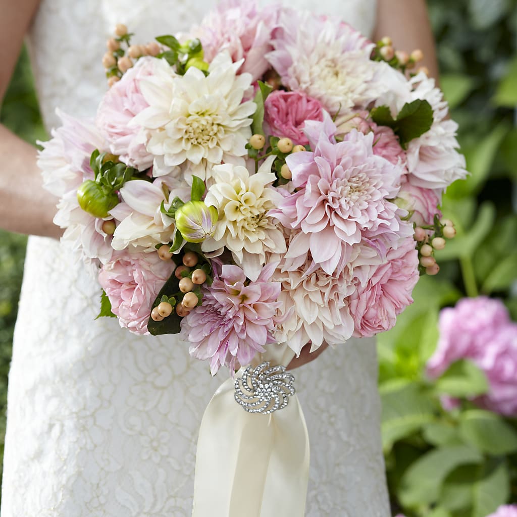 Heart's Promise Bouquet – HOLLOW TREE GIFTS & FLORAL LLC, Cascade IA