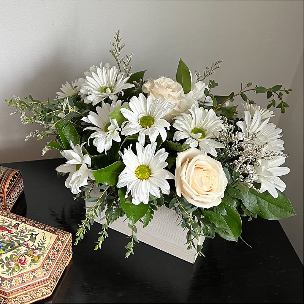 Fresh Linen Box Bouquet – HOLLOW TREE GIFTS & FLORAL LLC, Cascade IA
