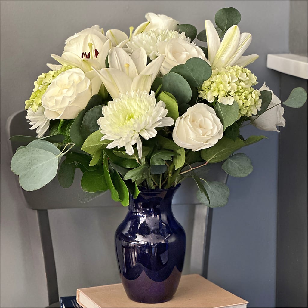 Snowy Dreams Bouquet – HOLLOW TREE GIFTS & FLORAL LLC, Cascade IA