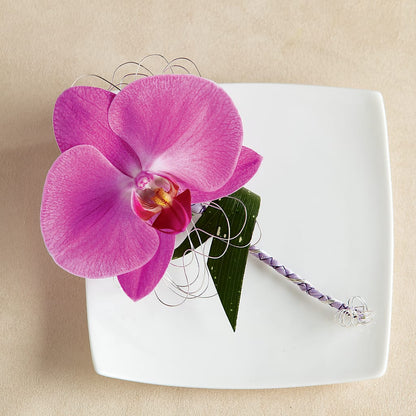 Glorious Boutonniere – HOLLOW TREE GIFTS & FLORAL LLC, Cascade IA